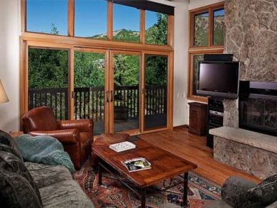 Beautiful Interior Aspen Four Bedroom Walk to lift Snowmass