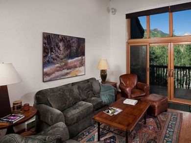 Beautiful Interior Aspen Four Bedroom Walk to lift Snowmass