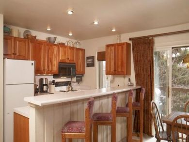 Kitchen with breakfast bar