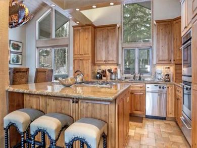 Ten Bedroom Ski Vacation Homes Sleeps 16 - Ski In Ski Out