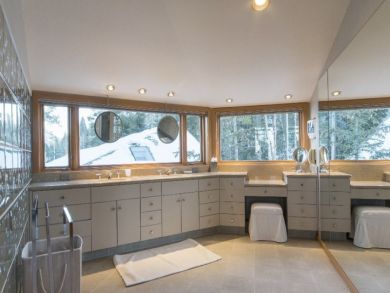 Dressing Area & Bathroom
