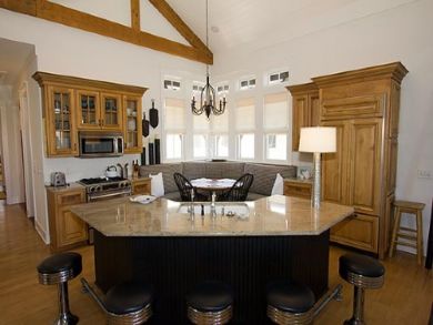 Kitchen with breakfast bar