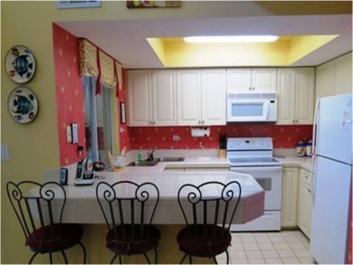 Fully Equipped Kitchen with Bar Seating Fully Equipped Kitchen with Bar Seating