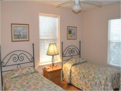 Bedroom 3 with twin beds