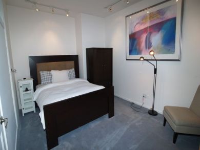 Guest bedroom with queen bed