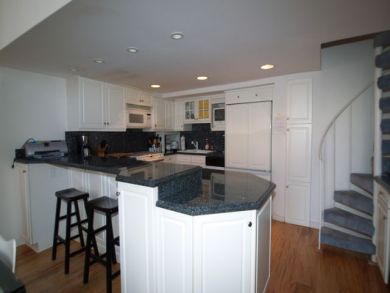 Kitchen with breakfast bar