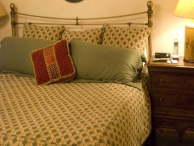 Guest bedroom with queen bed Guest bedroom with queen bed