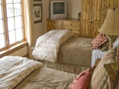 Bedroom 3 with twin beds