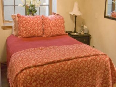 Master bedroom with queen bed Master bedroom with queen bed