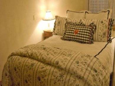 Guest bedroom with queen bed Guest bedroom with queen bed