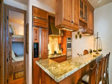 Fully equipped kitchen with breakfast bar