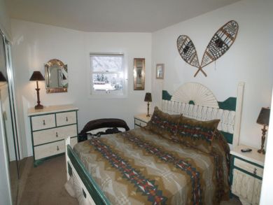 Master bedroom with queen bed Master bedroom with queen bed