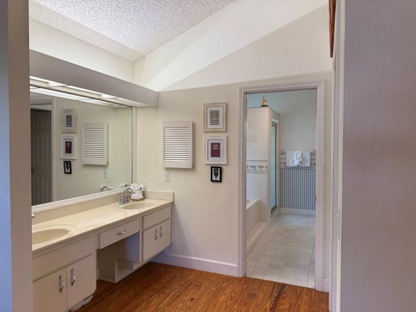 Beautiful 3 Bedroom Home with Loft and a Private Pool