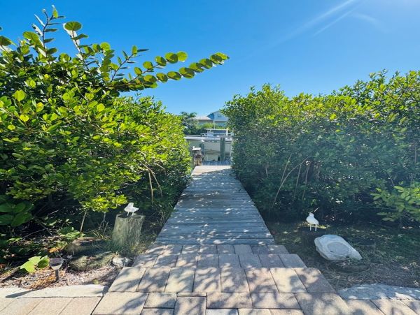 Beautiful 3 Bedroom Home with Loft and a Private Pool