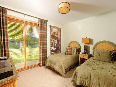 Bedroom 4 with twin beds