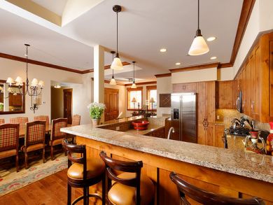 Fully equipped kitchen with breakfast bar