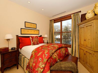 Bedroom 4 with queen bed