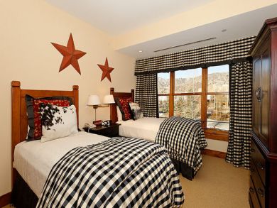 Bedroom 5 with twin beds