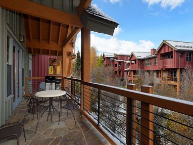 BBQ grill & outdoor dining area on deck