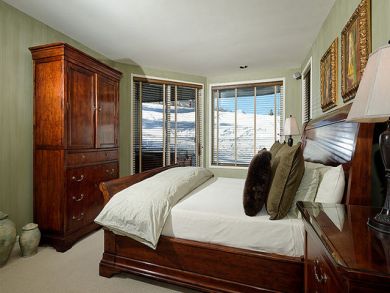 Bedroom 3 with king bed