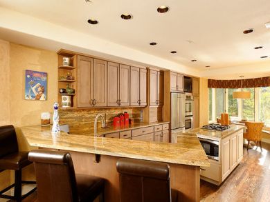Fully equipped kitchen with breakfast bar