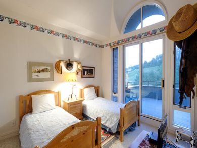 Bedroom 4 with twin beds