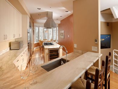 Kitchen with breakfast bar
