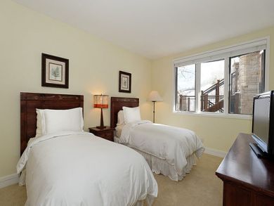 Bedroom 3 with twin beds
