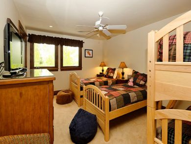 Bedroom 6 with twin beds & one set of bunk beds
