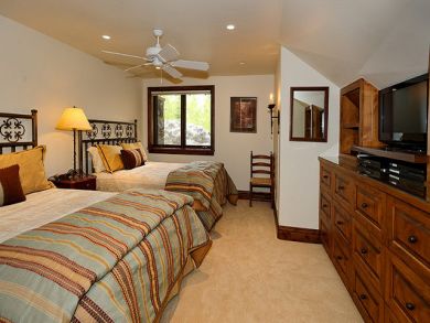Bedroom 5 with queen beds