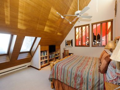 Bedroom 4 with king bed