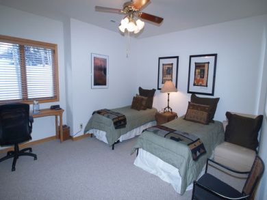 Bedroom 3 with twin beds