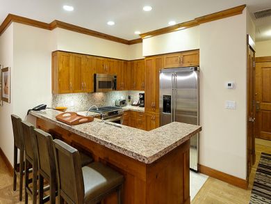 Fully equipped kitchen with breakfast bar