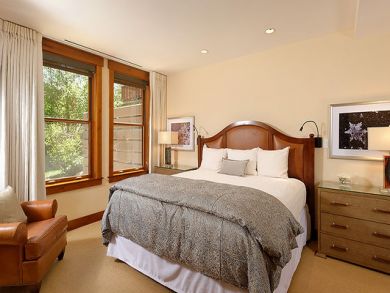 Bedroom 3 with queen bed
