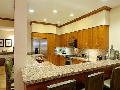 Fully equipped kitchen with breakfast bar