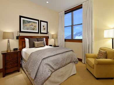 Bedroom 3 with queen bed