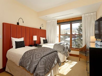 Bedroom 5 with twin beds