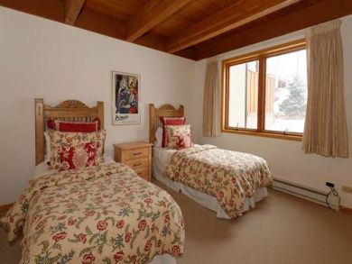 Guest bedroom with twin beds Guest bedroom with twin beds