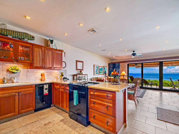 Oceanfront Paradise: A Luxurious Maui 4-Bedroom Retreat