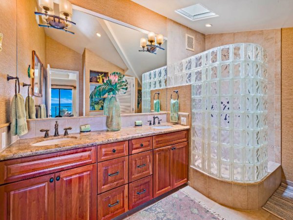 Oceanfront Paradise: A Luxurious Maui 4-Bedroom Retreat