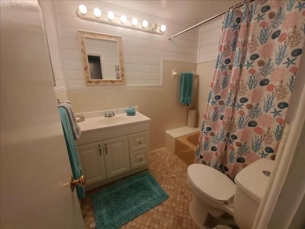 Lovely 2 Bedroom Vacation Condo in Holmes Beach