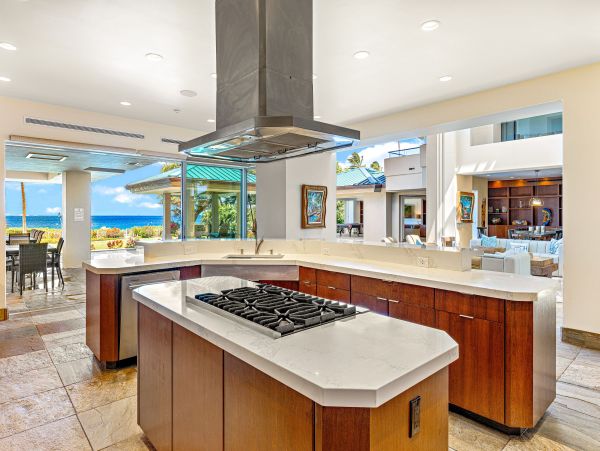Oceanfront Luxury Beach Retreat in Kaanapali, Maui