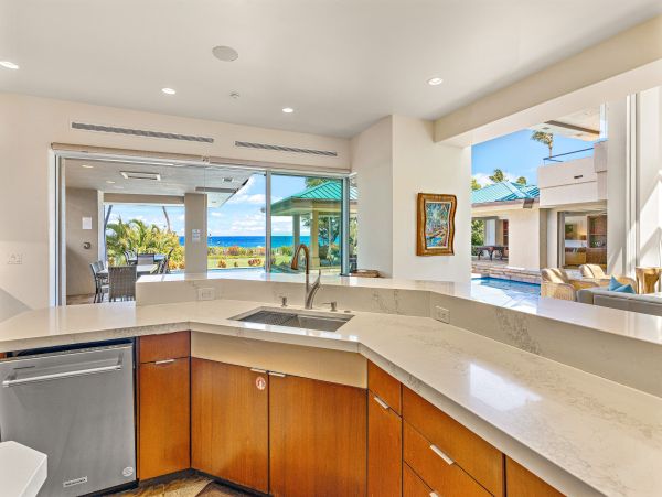 Oceanfront Luxury Beach Retreat in Kaanapali, Maui