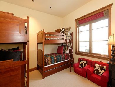 Bedroom 4 with two sets of bunk beds