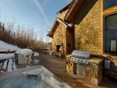 Outdoor dining area & BBQ grill