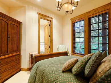 Bedroom with queen bed