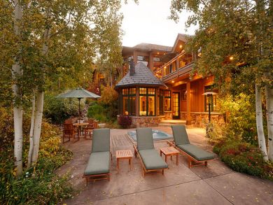 Outdoor hot tub & lounge area