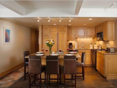Fully equipped kitchen & dining area