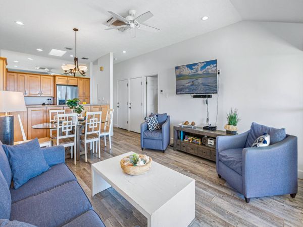 Oceanfront Maui Vacation Rental - Lahaina Condo Rental with Lanai & Pool