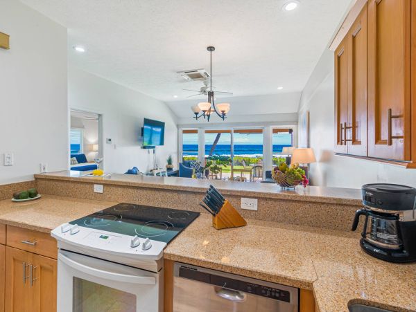 Oceanfront Maui Vacation Rental - Lahaina Condo Rental with Lanai & Pool